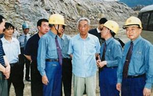 2002年6月1日，時任全國人大常委會副委員長鄒家華視察江西亞東。