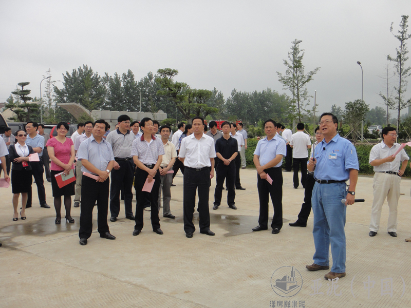 2011年7月，黃岡市市長劉雪榮、武穴市委書記吳美景視察黃岡亞東