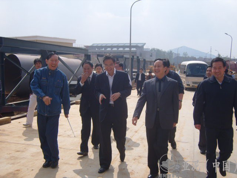 2009年10月，湖北省紀委書記黃先耀部長、劉善橋書記、張社教書記視察廠區(qū)