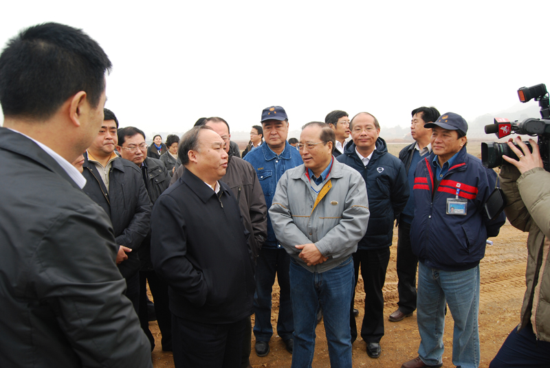 2011年12月6日，江西省常務(wù)副省長凌成興視察江西亞東五、六期工地