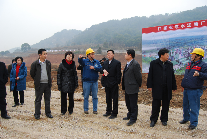 2011年1月9日，江西省政協(xié)副主席、九江市委書記鐘利貴一行視察江西亞東五、六期工地