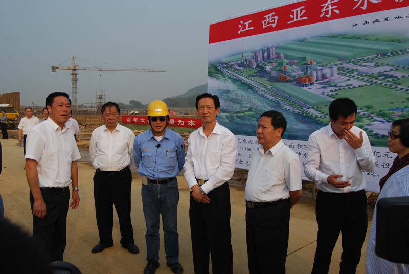 2012年10月9日江西省人大陳達恒副主任（左四）視察江西亞東五/六線工地，張總經(jīng)理振崑親切接待。